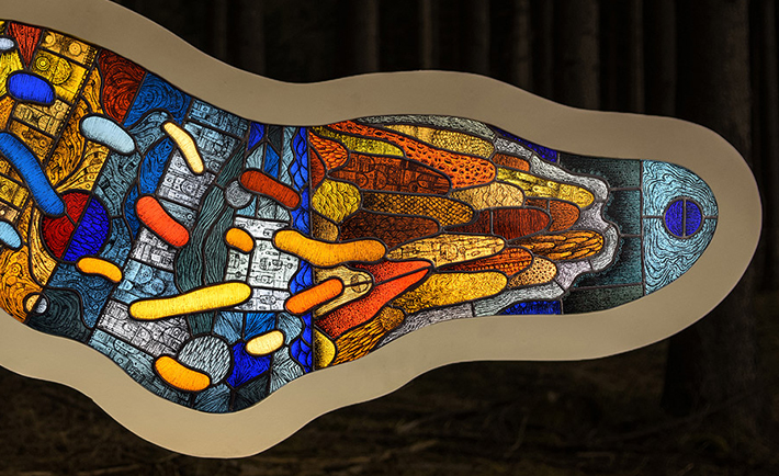 vitraux surréalistes de l’artiste Thomas Medicus