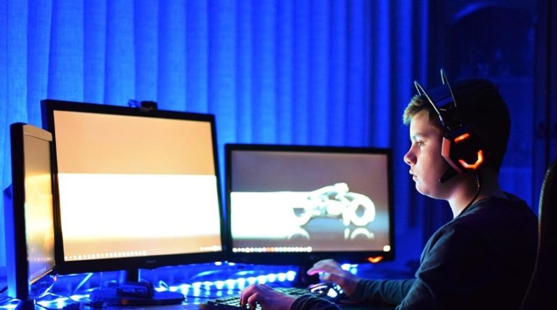 enfant jouant aux jeux vidéos en ligne