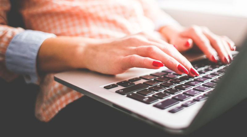 femme en télétravail