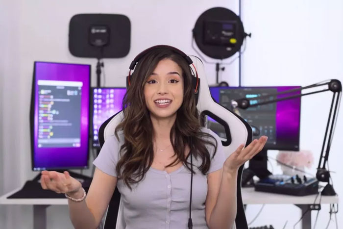 pokimane dans son studio de streaming