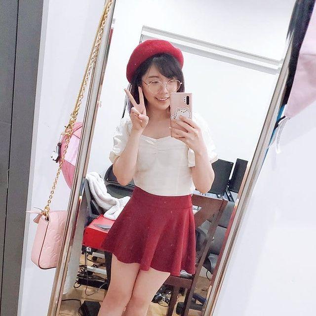 portrait lilypichu en selfie devant un miroir