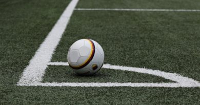 Ballon dans coin de terrain de foot