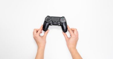 Une manette de jeu tenue par une personne