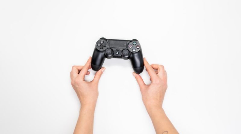 Une manette de jeu tenue par une personne