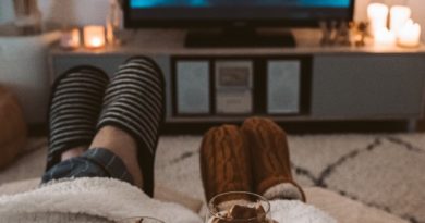 Deux personnes qui savourent le moment en regardant Harry Potter à la télé