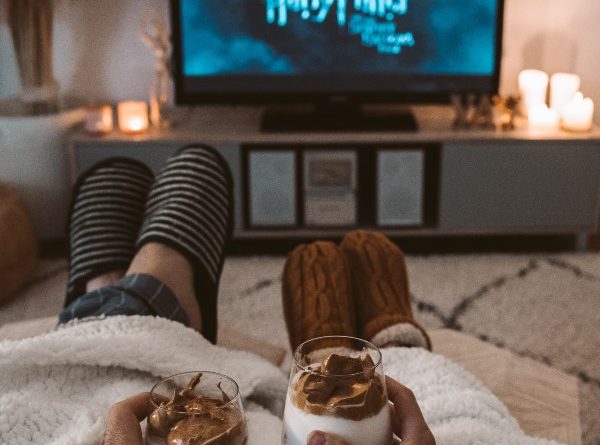 Deux personnes qui savourent le moment en regardant Harry Potter à la télé
