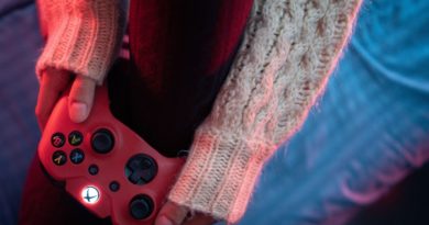 une personne tenant un contrôleur xbox