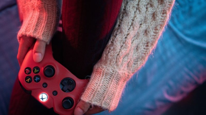 une personne tenant un contrôleur xbox