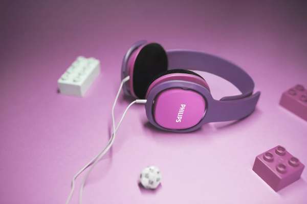 Casque Phillips pour enfants rose et violet.