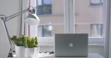 Un MacBook posé sur une table