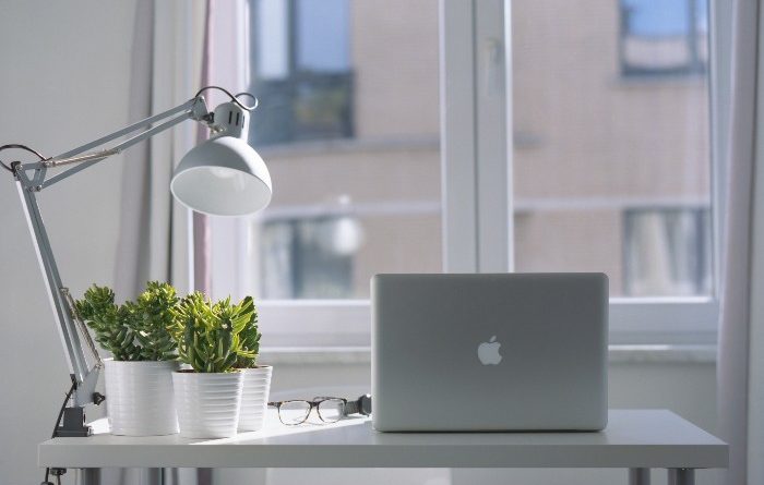 Un MacBook posé sur une table