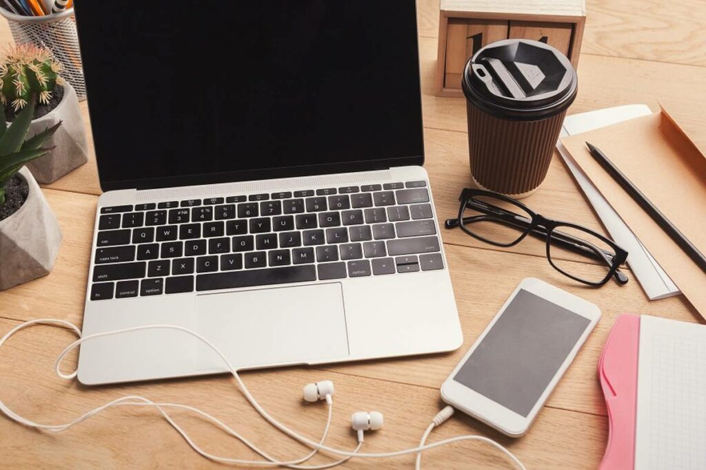 Photo d'un ordinateur Mac sur un bureau