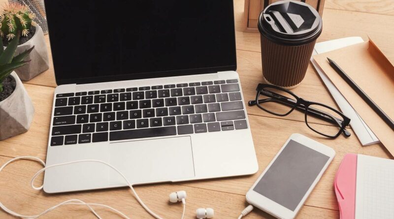 Photo d'un ordinateur Mac sur un bureau