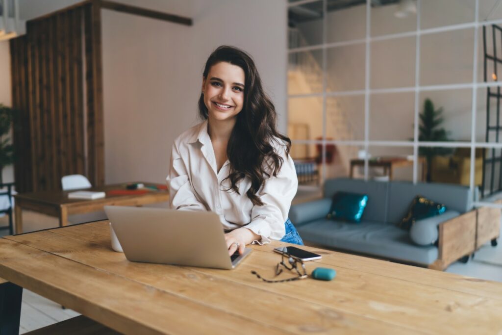 jeune femme naviguant sur le site web