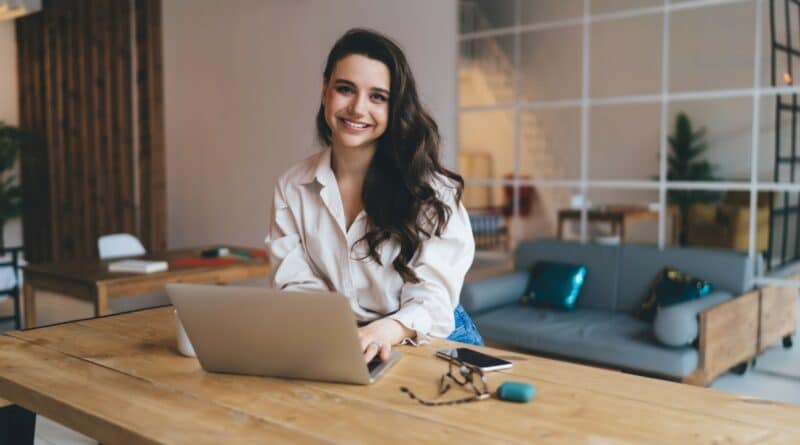 jeune femme naviguant sur le site web