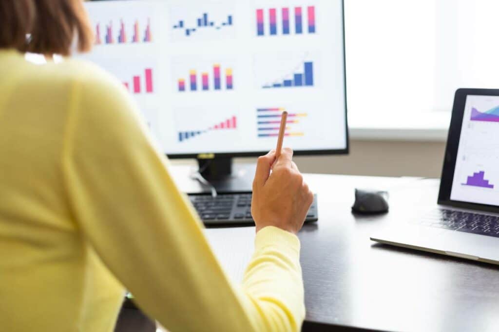 femme data analyst qui analyse des données