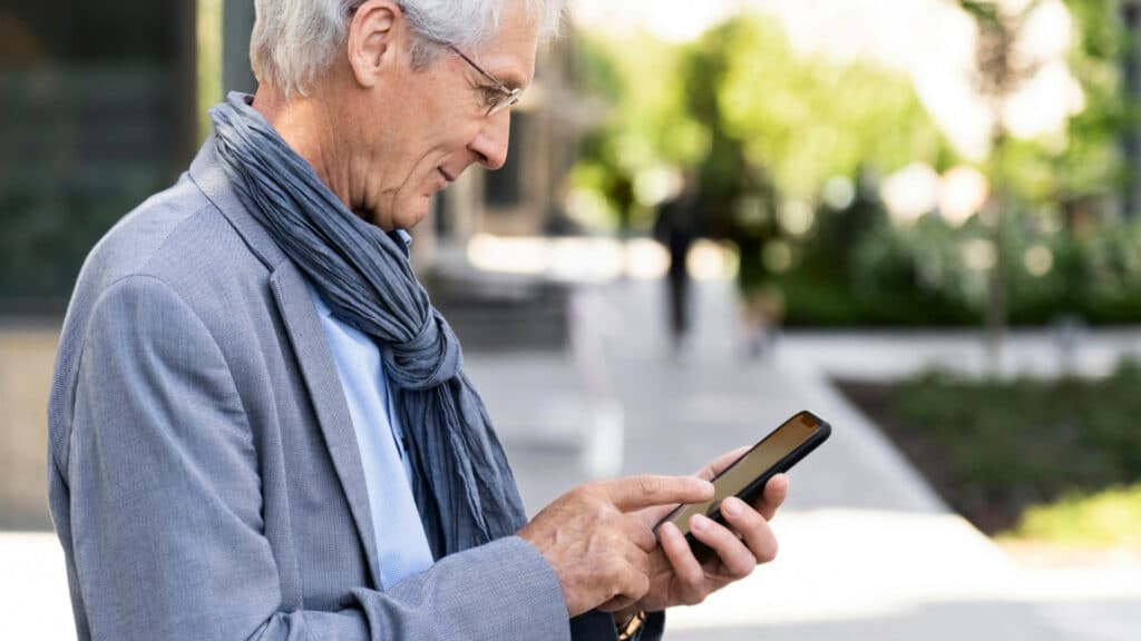 Choisir un téléphone portable 4G pour seniors : les critères essentiels !