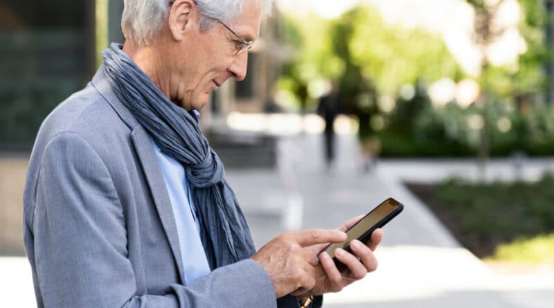 Choisir un téléphone portable 4G pour seniors : les critères essentiels !